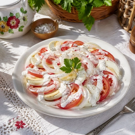 Салат из помидоров и яиц
