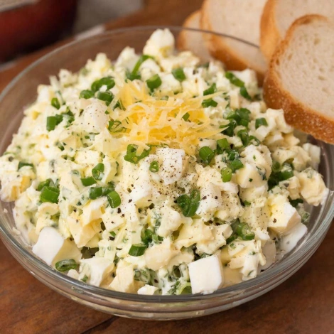 Салат из сыра, яиц, зеленого лука и чеснока