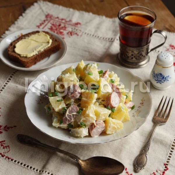 Салат из картофеля, сосисок, зеленого лука
