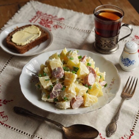 Салат из картофеля, сосисок, зеленого лука