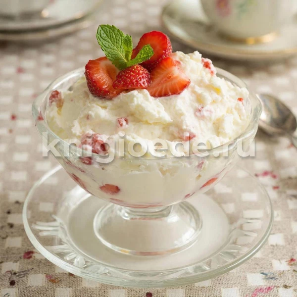 Творог, растертый с молоком и клубникой