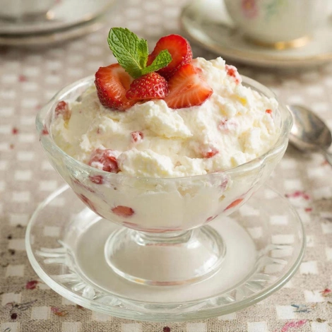 Творог, растертый с молоком и клубникой