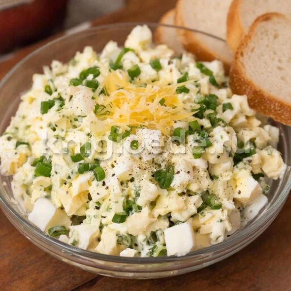 Салат из сыра, яиц, зеленого лука и чеснока